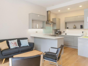 Spacious & modern flat with Sun Terrace near Greenwich and attractions